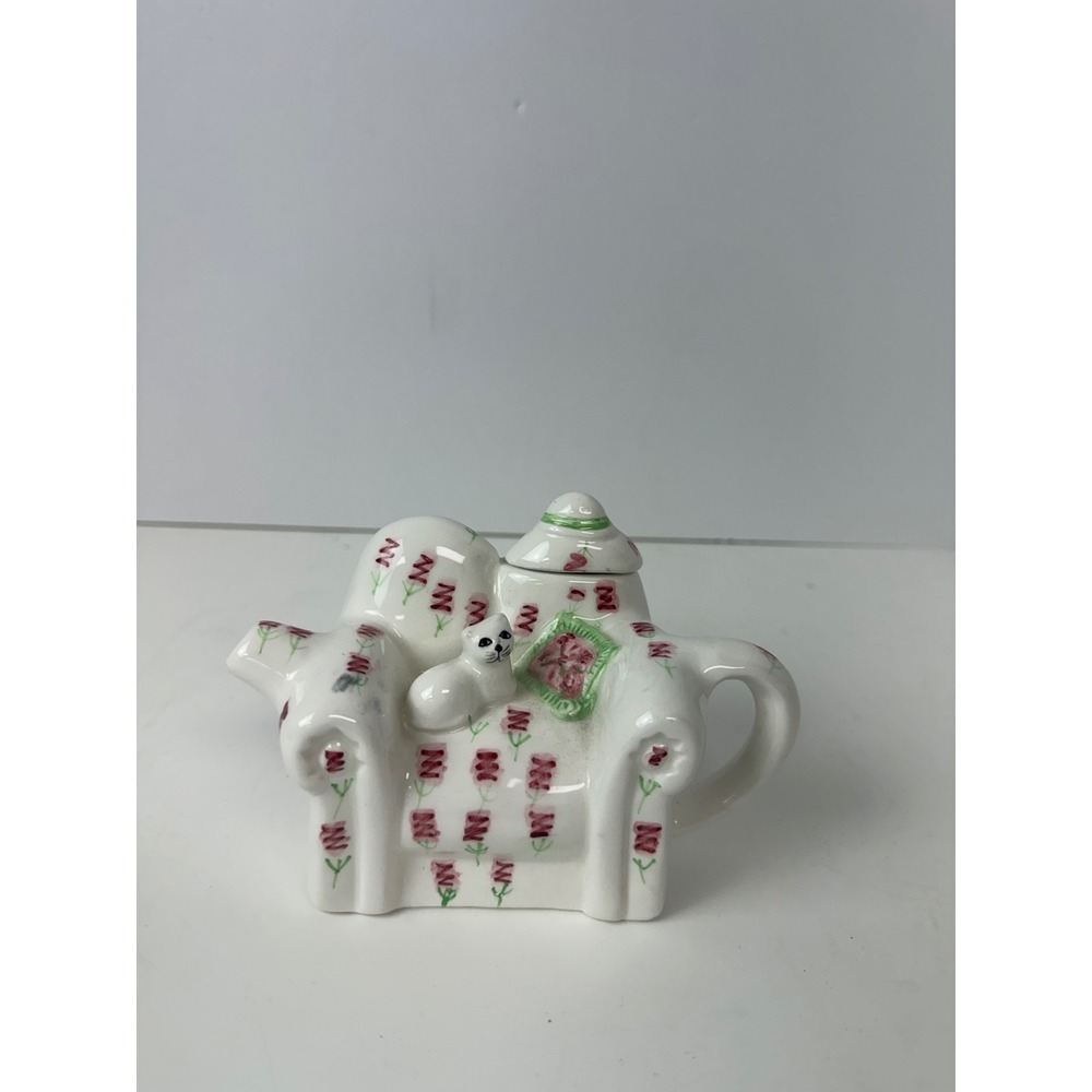 Tea-Nee Vintage Caramic Teapot Cat on Chair 1995 Collectible
